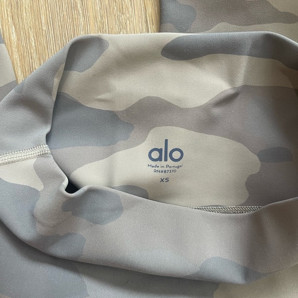 Alo monochromatic camo legging. High waist vapor legging in putty camo - Picture 3 of 4